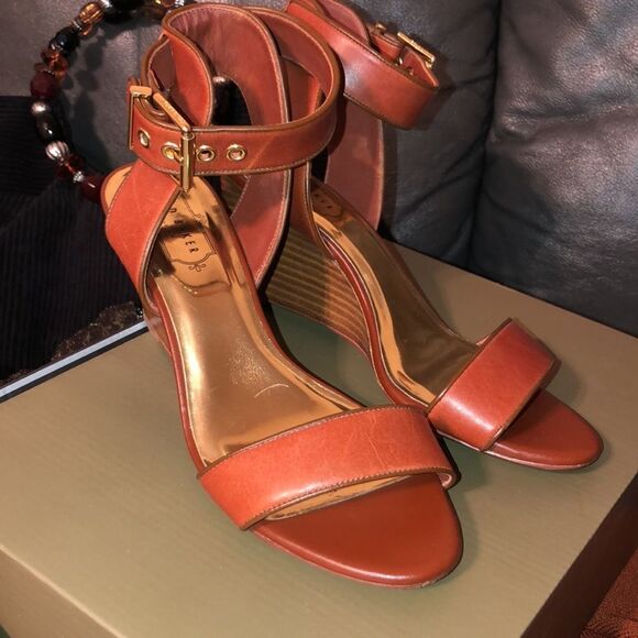 Ted Baker 39 Lernox Camel Brown Trim Stacked Wedge Sandals Gold Tone Hardware - Picture 3 of 15